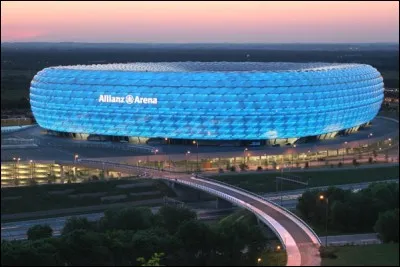 Dans quelle ville ce stade Allianz Arena se trouve-t-il ?