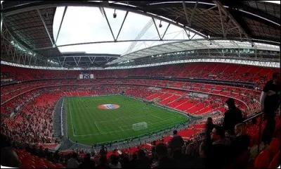 Dans quelle ville le stade de Wembley se trouve-t-il ?