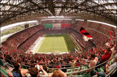 Dans quelle ville le stade San Siro se trouve-t-il ?