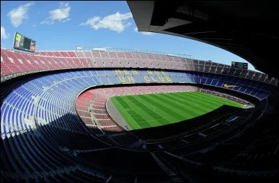 Dans quelle ville le stade Camp Nou se trouve-t-il ?