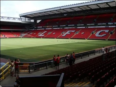 Dans quelle ville le stade d'Anfield se trouve-t-il ?