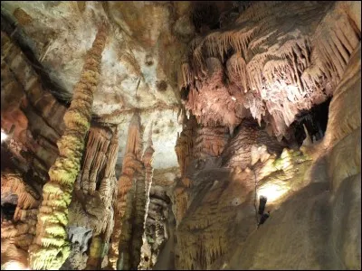 Dans une grotte comment s'appelle la formation form&eacute;e par la connexion d'une stalagmite et d'une stalactite ?