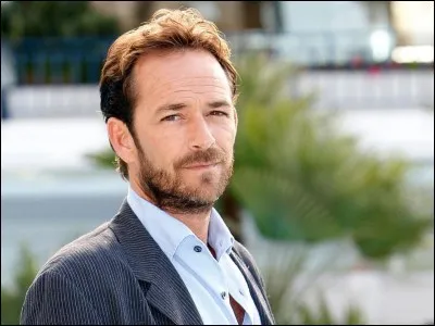 Dans quelle série Luke Perry, qui vient de nous quitter à l'âge de 52 ans, a-t-il débuté sa carrière ?