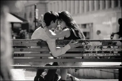 Dans la chanson de Brassens, comment sont les "je t'aime" des "amoureux qui se bécotent sur les bancs publics" ?