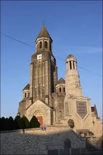 Vous avez sur cette image l'église Saint-Thimothée et Saint-Apollinaire de Perthes. Commune Ardennaise, elle se situe en région ...