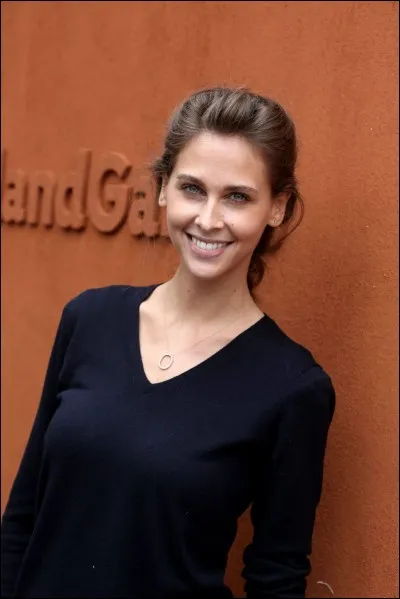 Quelle émission du dimanche est présentée par Ophélie Meunier ?