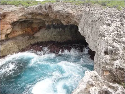 Sur quelle île des Antilles dont le chef-lieu est Basse-Terre, peut-on admirer cette excavation monumentale appelée "le Trou de Madame Coco" ?