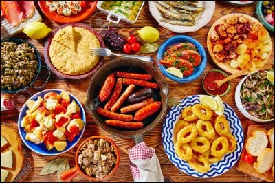 Sur cette photo, on peut voir des tapas espagnoles.