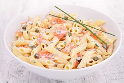 Sur cette photo, on peut voir des p&acirc;tes au saumon.