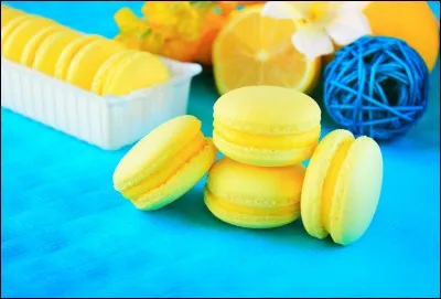 Sur cette photo, on peut voir des macarons au citron, jaunes.