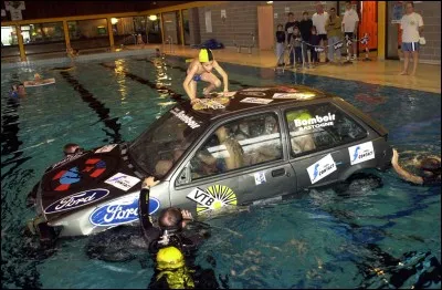 Est-il bon pour une voiture de nettoyer le moteur avec de l'eau ?