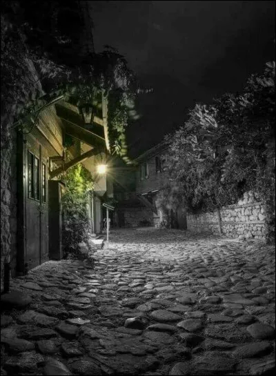 Un soir de Noël, Sondra abandonne sa petite fille, nouveau-né, devant l'église Saint-Clément, qui sera récupérée par un malfrat... Quel est le titre et l'auteur ce roman ?