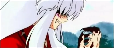 De quelle couleur sont les yeux d'Inuyasha lorsqu'il est ainsi dépassé par son côté démoniaque ?