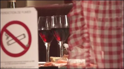 En quelle année la loi interdisant de fumer dans les bars et restaurants est-elle entrée en vigueur en France ?