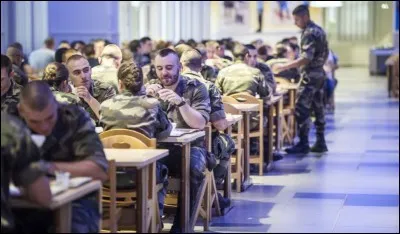Quel nom donne-t-on à un restaurant militaire pour officiers et sous-officiers ?