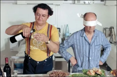 Quel est le sujet traité dans le film "L'Aile ou la Cuisse", avec Louis de Funès et Coluche ?