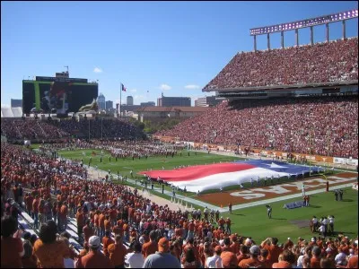 Où le Texas Mémorial Stadium de 100 119 places se trouve-t-il ?
