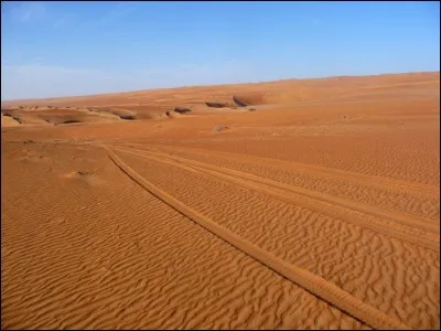 Avec quelle voiture française culte est-il possible d'effectuer un périple, organisé tous les ans dans le désert, à but associatif ?