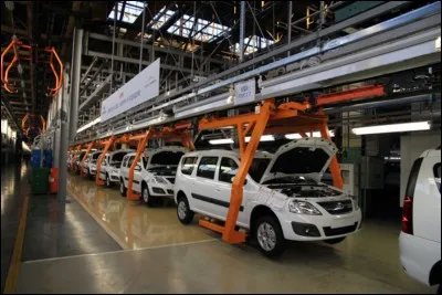 Quelle a été la première voiture construite en usine à la chaîne ?