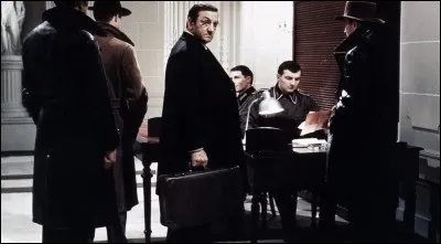 Dans ce film de Melville, sorti en 1969 et adapté du roman du même nom de Joseph Kessel, il est Philippe Gerbier, ingénieur, soupçonné de « pensées gaullistes », arrêté par la police de Vichy. C'est ...