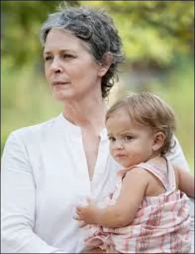 Qui garde Judith pendant que Carol va sauver les autres au terminus?