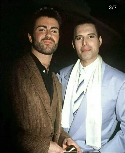 À quel âge est mort le chanteur Freddie Mercury ?