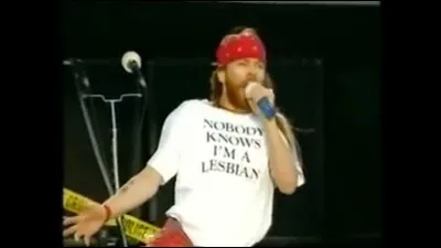 Qui était le chanteur en grande rivalité avec Axl rose du groupe Guns N' Roses ?