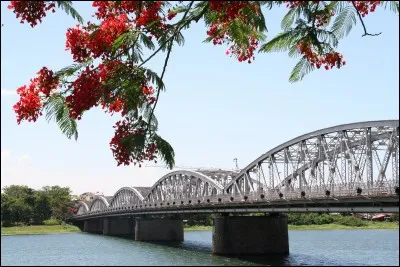 Dans quelle ville du Vietnam le pont Trang Tien se trouve-t-il ?