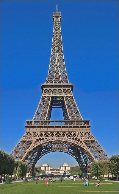 Dans quel quartier de Paris la Tour Eiffel se trouve-t-elle ?