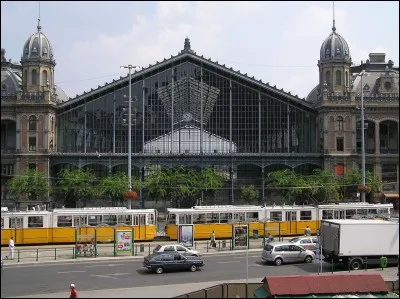 Dans quelle ville de Hongrie la gare de l'Ouest se trouve-t-elle ?