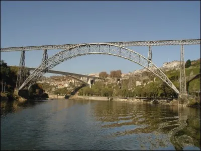 Dans quelle ville du Portugal le pont Maria Pia au-dessus du Douro se trouve-t-il ?