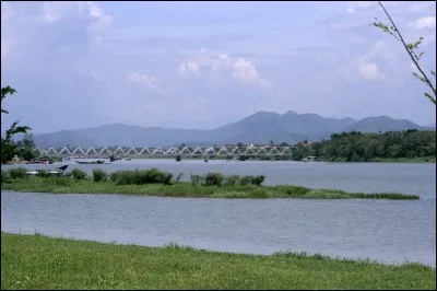 Dans quelle ville du Vietnam le pont de la Rivière des Parfums se trouve-t-il ?