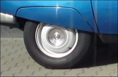 Quels sont les 2 modèles ayant une flasque amovible fixée sur l'aile pour masquer les roues à l'arrière ?