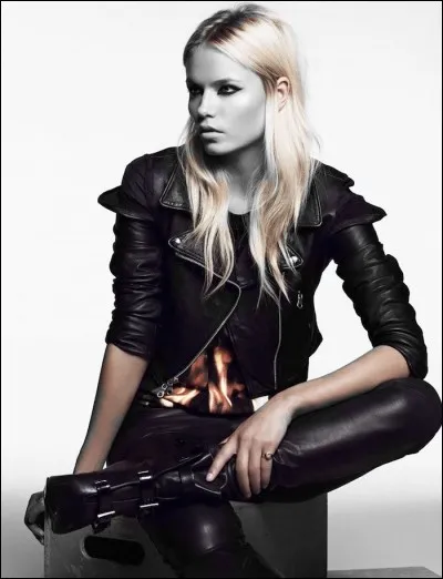 Quant à elle, elle n'aura pas froid, elle porte "un blouson, un médaillon, un gros ceinturon" :