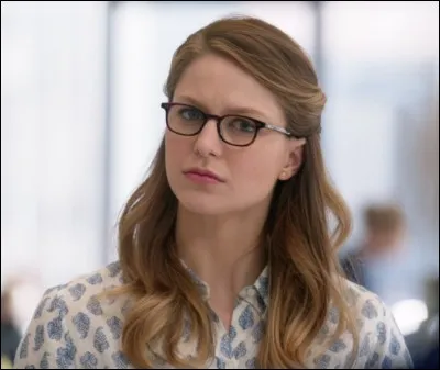 Dans la saison 1, Kara a un travail sur Terre. Quel est-il ?