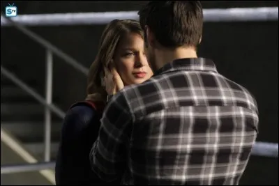 Avec qui, plus tard dans la saison 2, Kara entreprend-elle une relation amoureuse ?