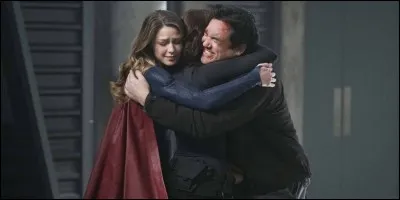 Quand le père d'Alex et Kara refait surface, quelle est la réaction de Mon-El ?