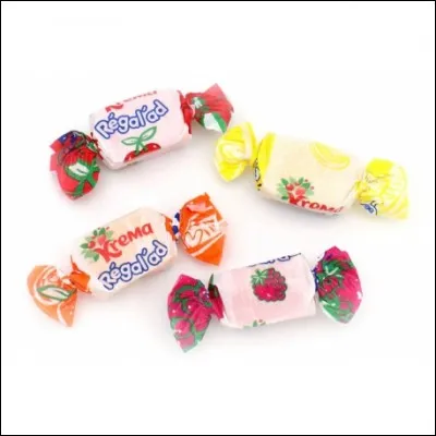 Bateau de course à moteur, très rapide :