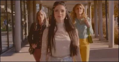 Le plus souvent, avec quelle couleur Gloria s'habille-t-elle ?