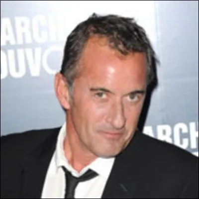 Chaîne de diffusion : TF1
Années de diffusion : 1990 à 2014
Indices : Proches/Sondage/Capitaine/100. 
Quel est ce jeu télévisé ?