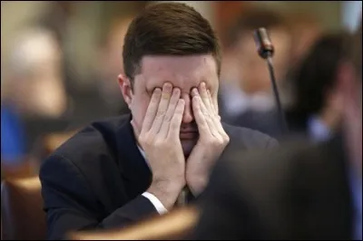 Quel mot signifie "qui contraint, qui incommode" ?