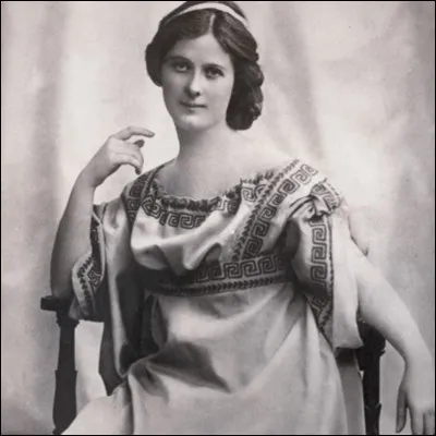 Quel po&egrave;te et &eacute;crivain russe fut mari&eacute; avec la danseuse c&eacute;l&egrave;bre Isadora Duncan ?