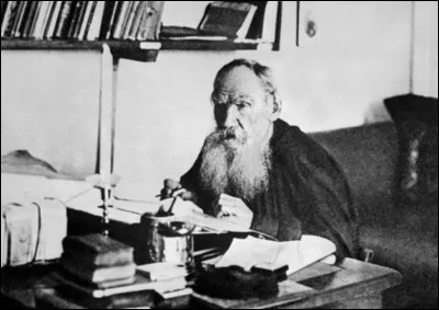 En quelle ann&eacute;e Tolsto&iuml; est-il d&eacute;c&eacute;d&eacute; ?