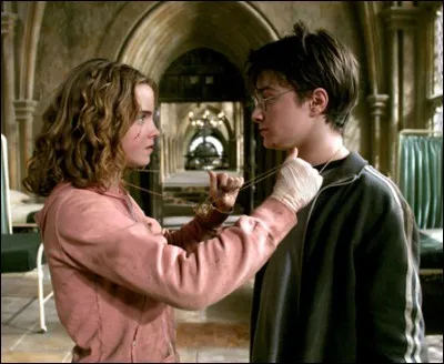 Grâce à quel objet que possède Hermione, elle-même et Harry arrivent-ils à sauver Sirius ?