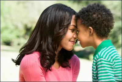 Ces 2 viennent d'un archipel de 12 000 habitants. La terre est peu fertile, trop salée et pour cette raison, l'eau potable est rare et l'on récolte l'eau de pluie. L'érosion côtière (= 3 m/an) est aggravée par les activités humaines : les États-Unis, en construisant l'unique aéroport, en 1942, ont laissé des trous en dynamitant le récif. 
Situez l'endroit où ces jeunes font ce geste d'accueil :