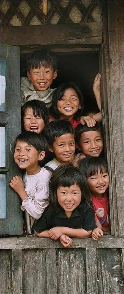 50% de la population n' a - que 22 ans (Population de 0 à 14 ans = 32,2 %) : 1 enfant sur 8 meurt avant son 5e anniversaire. Le travail est une réalité quotidienne pour 45 % de ces enfants de 5 à 14 ans : on estime à + de 300 000, le nombre de ces enfants obligés de travailler pour subvenir aux besoins de leur famille.
Pourtant leur sourire est 100% vrai : de quel pays viennent ces beaux enfants ?