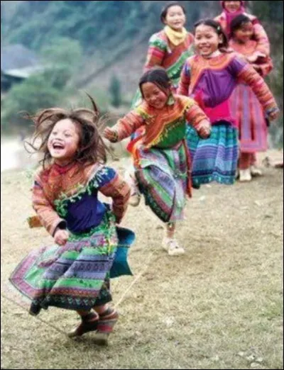 Les voyageurs l'appellent le pays des mille sourires. Dans leur famille, l'amour filial est la valeur la + importante. Ces enfants aident leurs parents, aux champs ou l'usine, et apportent ainsi près la moitié d'un salaire.
D'où viennent ces enfants au merveilleux sourire, qui bénéficient aujourd'hui d'un meilleur enseignement qu'avant, avec 95 % de scolarisés en âge d'aller à l'école ?