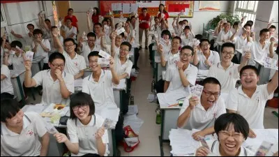 Cette photo (Reuters) montre les étudiants de la province de Hebei posant avant les examens : à la fin du printemps, les adolescents orientaux doivent faire un test qui décidera de leur vie. Cette étape est redoutée : c'est un tout ou rien. Ces examens sont surveillés avec une rigueur militaire.
Comment nomme-t-on cet examen d'entrée qui décide s'ils peuvent aller à la fac, en 4 tests de 3 heures
