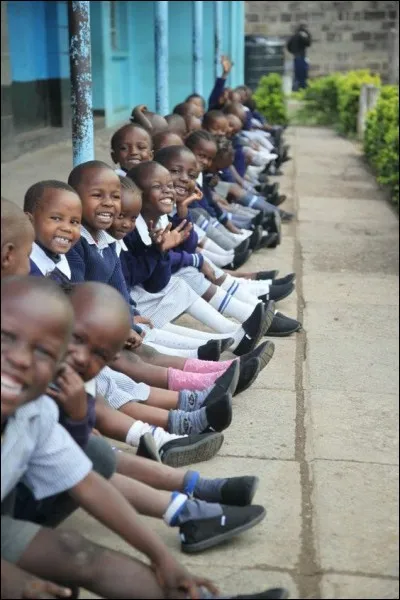 Au primaire, ils étudient les maths, les sciences pures et les sciences sociales, l'anglais et le swahili. Ces enfants vont passer 8 ans à l'école primaire et seront notés sous le système ABCDE. L'école ouvre ses portes à 7 H du matin et les enfants restent jusqu'à 17 H. Le port de l'uniforme y est obligatoire.
La photo les a pris en pause : de quel pays sont-ils ?