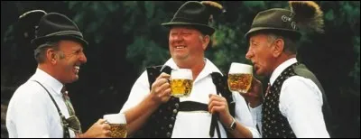 Loin de moi l'idée de les assimiler à leur chopinette mais je me souviens que c'est à la Hofbraeuhaus, lors d'un voyage au nord des Alpes, que j'ai réalisé que je comprenais l'allemand : je l'ai étudié à Innsbruck et j'ai noté, dans l'ouest de ce pays, un fier sentiment d'appartenance.
Trouvez ce pays authentique où le folklore est présent et où l'on voit le traditionnel Lederhose ?